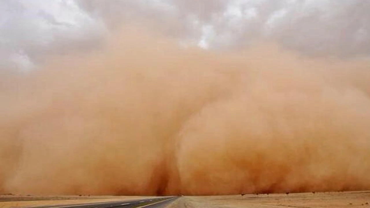 أجواء باردة.. توقعات الأرصاد حول موجة الغبار التي تضرب المناطق المتأثرة اليوم
